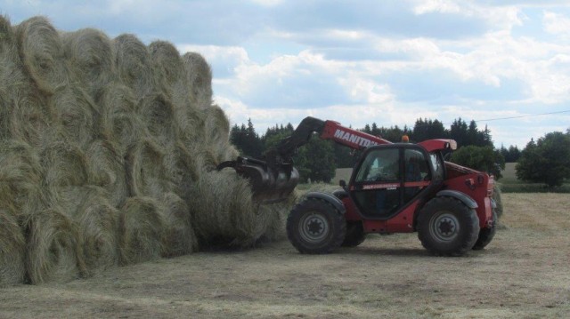 Agro Rozstání - prodej lučního sena v kulatých balících